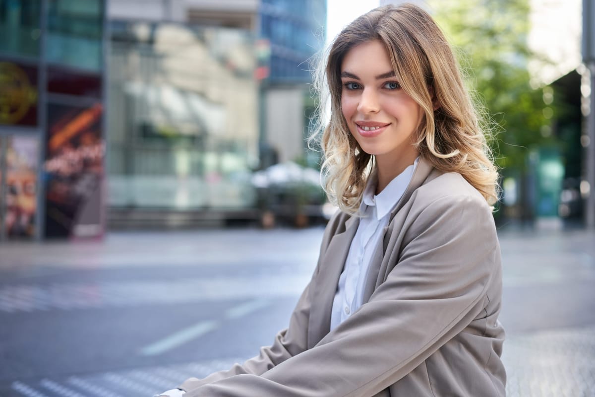 Portrait professionnel d'une femme en blazer beige en extérieur à Paris